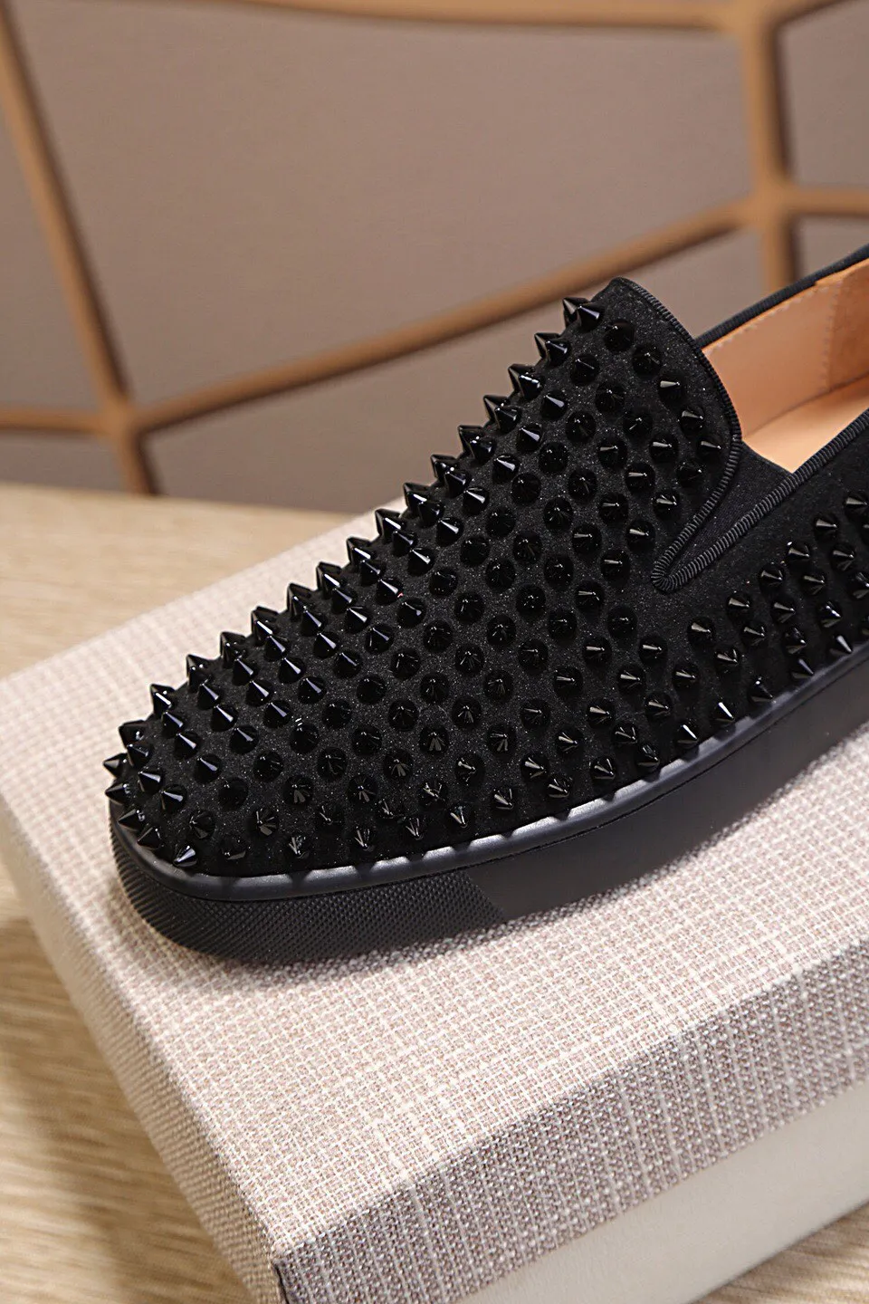 Ex-factory price 440. christian louboutin (CL red sole shoes) counter nail series, casual sneakers for couples 📢 📢 📢 Exclusive hot style release 🎈🎈💪 Movable latex feet 👻 Finished large sole car line [satisfied] 😝Female 35-40# Male 38#-46, global supply😝 [Top version]: original imported cowhide frosted upper, top original leather lining, original molded TPU outsole, original 1:1 detail processing, original shoe last, large quantity available from stock,